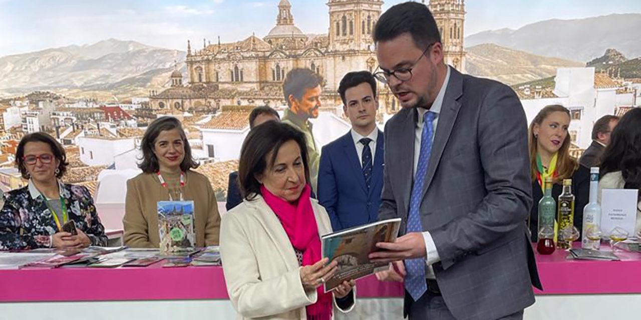 ESPECIAL FITUR | La ministra de Defensa visita el stand de Jaén en Fitur 2023