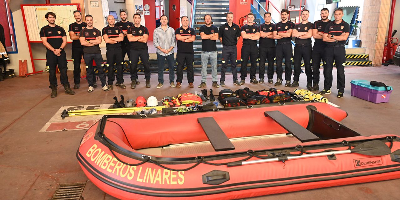 Bomberos en modo anfibio: formación intensiva para afrontar rescates acuáticos en Linares